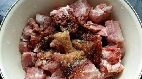排骨这样做，外酥里嫩超好吃，不焯水也能香翻全家？