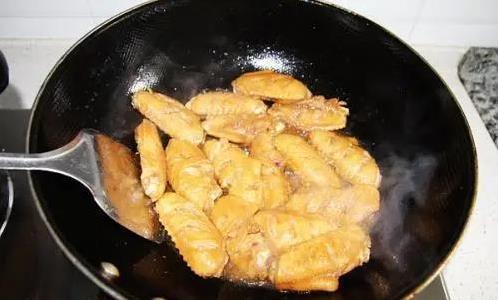 鸡翅吃腻红烧味？加瓶可乐变神菜，香甜嫩滑馋哭人