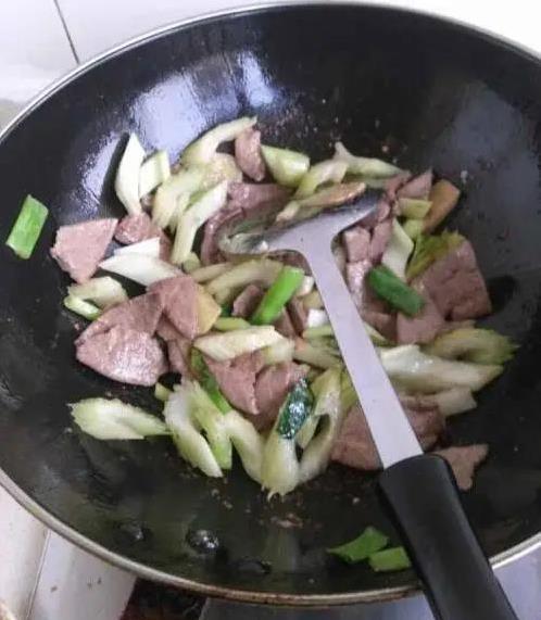 猪肝炒前少一步，难怪又硬又腥？两招教你嫩得像豆腐