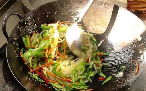家常茄子这样做，10分钟出锅超爽口，营养翻倍全家抢着吃