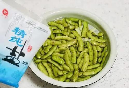 毛豆总发黄没味道？学会这3招，煮出翠绿喷香的夜市味