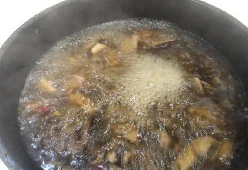 米粉滑溜溜好吃到飞起，香菇肉丝汤做法超简单，你敢试吗？