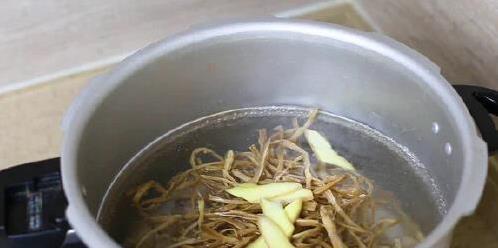 鸡汤清还是浓？3个小技巧教你炖出好喝汤，鲜美不腥超简单