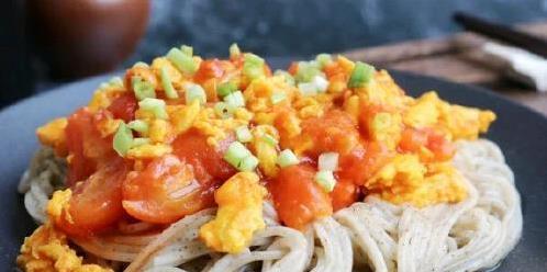10分钟搞定西红柿鸡蛋盖浇面，汤汁酸甜入味，一碗不够吃？