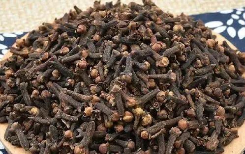 炖鸡腥味难除？4种香料3克搞定，肉嫩汤鲜全家夸