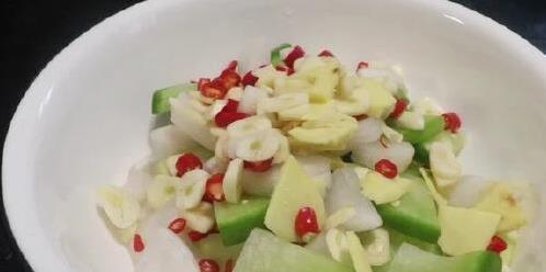 白萝卜腌错一口软，3步秘诀，酸脆入味放一年不变味