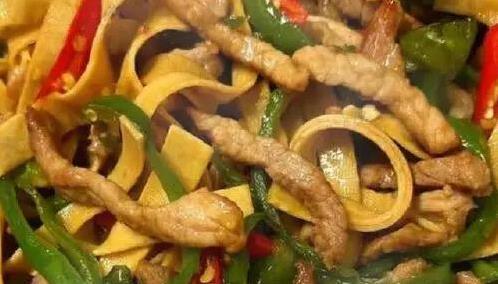 老张头一盘豆皮炒肉，挑剔食客吃完连连称赞，秘诀究竟是啥？