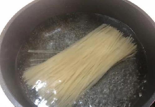 米粉滑溜溜好吃到飞起，香菇肉丝汤做法超简单，你敢试吗？