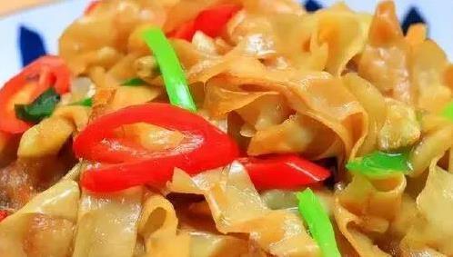 老张头一盘豆皮炒肉，挑剔食客吃完连连称赞，秘诀究竟是啥？
