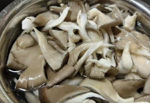 孩子抢着吃炸蘑菇，面糊配方有讲究，3招做出外酥里嫩