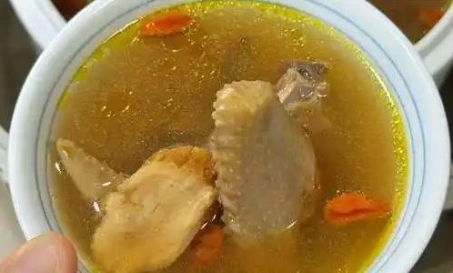 夏天热得冒汗？喝鸽子汤竟能补血安神，效果比你想的多