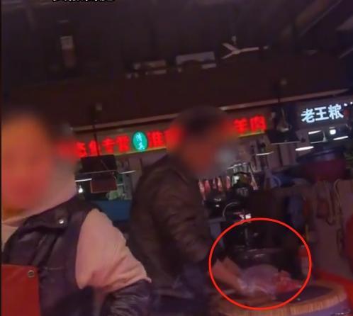 肉摊夫妻打配合把杂排当肋排卖一幕被女子拍下