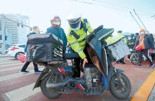 除了戴头盔，2025年1月起，电动车、三轮车上路迎来“7个新要求” 新规全面升级