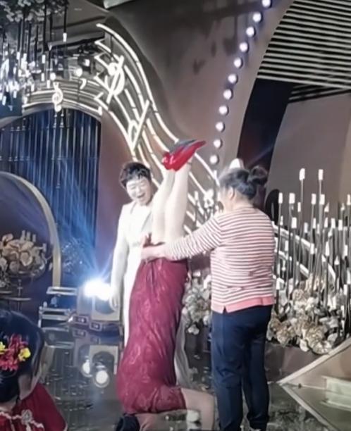 婚禮現(xiàn)場喜婆婆上臺表演才藝助興 倒立旗袍秀驚呆眾人