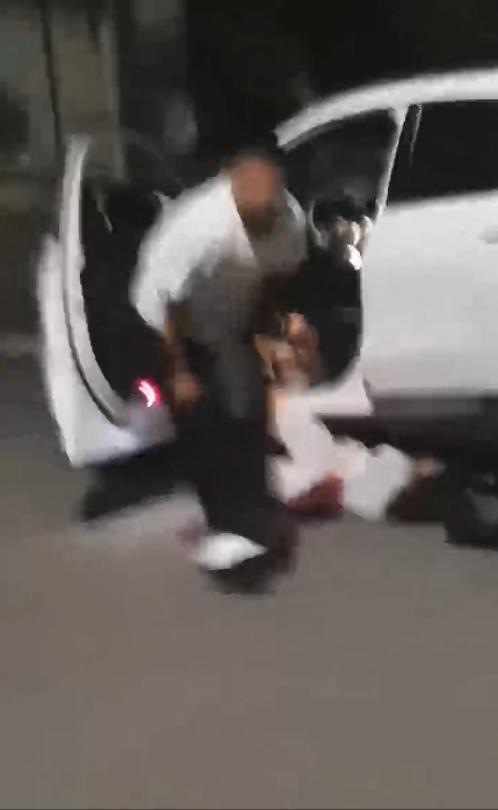 男子凌晨听到呼救发现一女子被勒昏