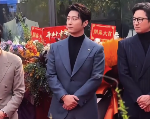 窦骁戴婚戒参加活动 状态看起来不错