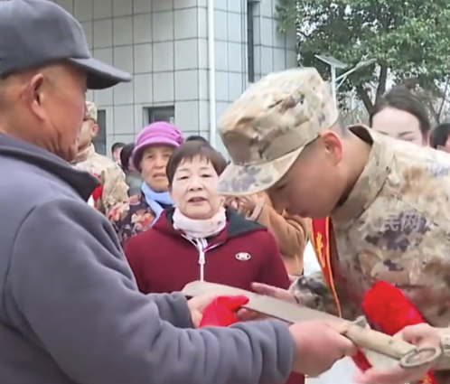 男子入伍收到爷爷送的抗日军刀 网友:传承家族血脉,这是送给新兵最霸气的礼物