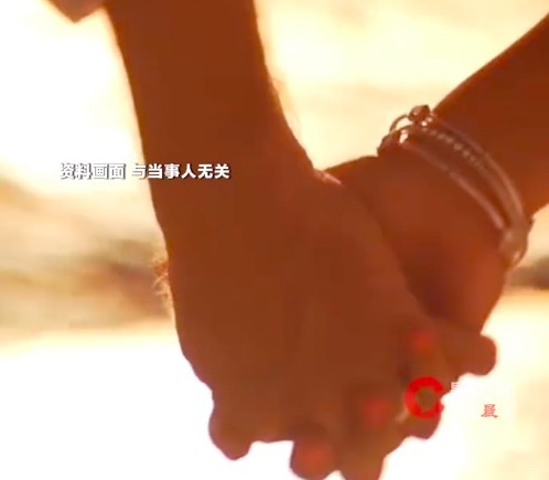 女子称被送金镯子但没被尊重想离婚 丈夫总说妻子斜楞眼:我疼她的心是真的啊!