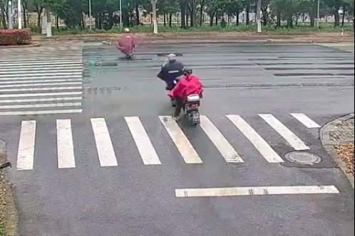 男子4天两次闯红灯被撞受伤 交警：闯红灯全责+罚款50元！