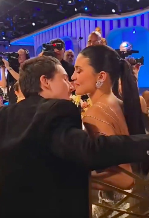 甜茶拿奖后起身拥吻金小妹