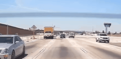 美国一小飞机迫降失败撞上卡车起火解体