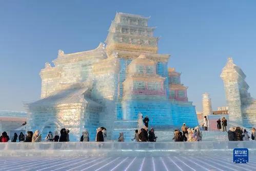 陆毅一家来哈尔滨冰雪大世界了 领略冰雪艺术魅力