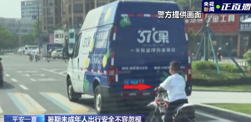 太危险！6岁娃骑改装摩托上路炫技