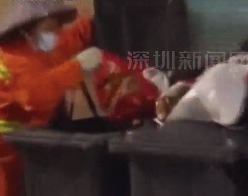 广东一小区保洁员清垃圾翻出近万元现金 物归原主
