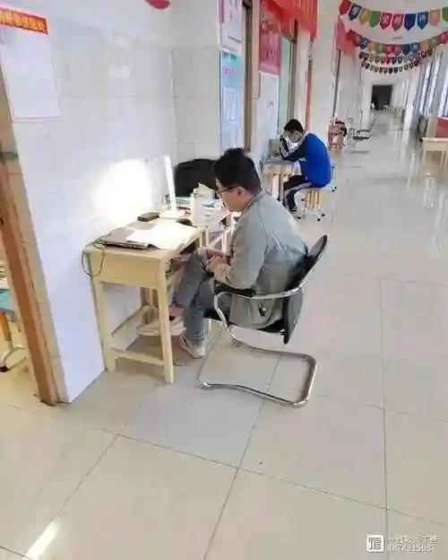 教育怪相！学生在教室里还在上课，下一节课老师已经在教室外候课