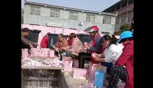 为追星，新鲜牛奶被成箱倒掉？视频惹怒网友