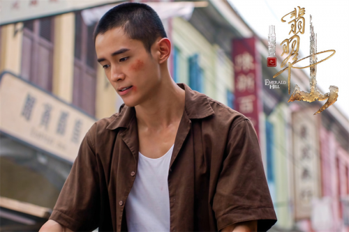 《小娘惹之翡翠山》“拳头硬汉”邓伟徳演绎拳头下的生存法则与真心守护