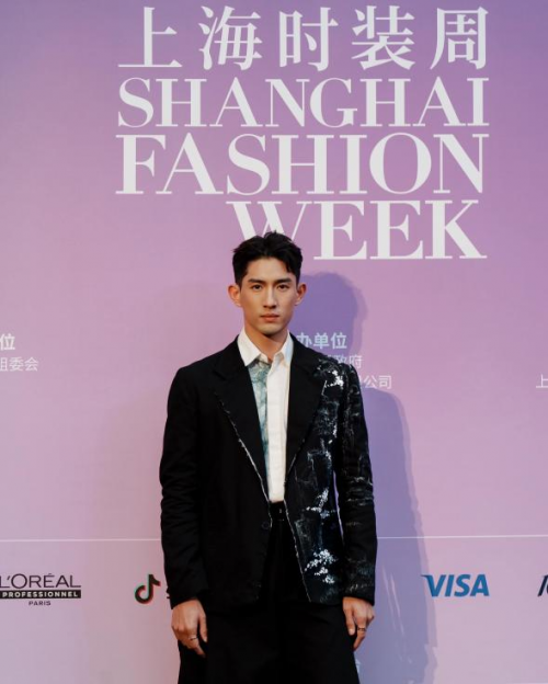 孙政米兰时装周之旅 多元风格演绎都市幻想展现时尚影响力