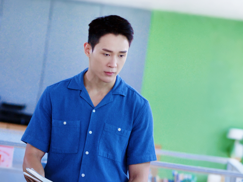 新加坡电视剧《迷茫又无惧的我们》播出邓伟徳演绎“问题老师”