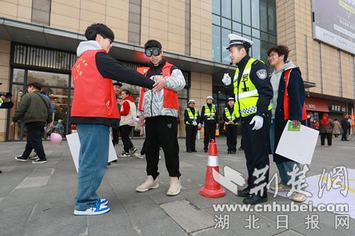 襄阳交警参加文明实践志愿服务公益集市活动