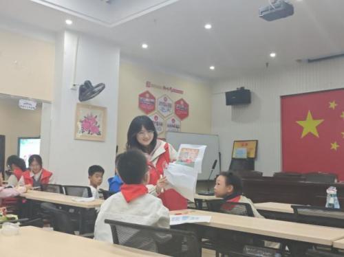 用英语讲社区故事——放鹰台社区趣味教学点亮孩子学习热情