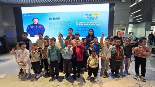 探秘太空生活，品尝航天食品