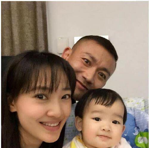 聂远一家青岛玩，二胎女儿出镜漂亮，但还不会走的原因是这样啊！