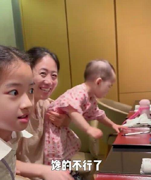 聂远一家青岛玩，二胎女儿出镜漂亮，但还不会走的原因是这样啊！