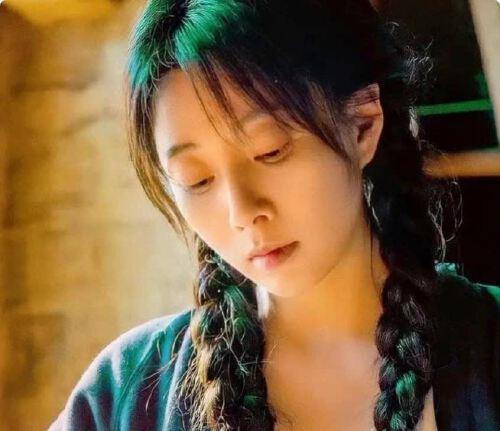 一向“艳压”别人的殷桃，这一次，被章若楠“狠狠”上了一课