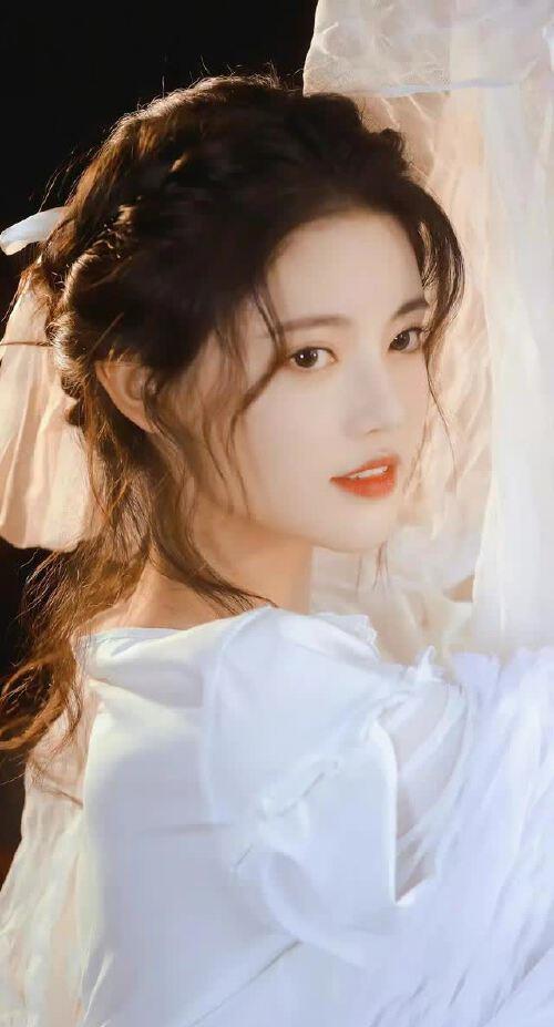 孙珍妮：月貌花容春意浓，柳条细腰舞动时，魅力洒满，永恒流传