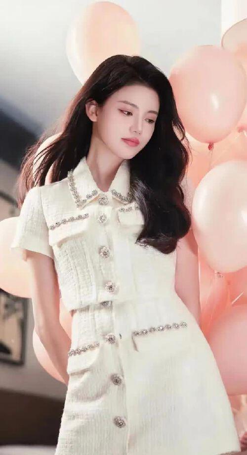 孙珍妮：月貌花容春意浓，柳条细腰舞动时，魅力洒满，永恒流传