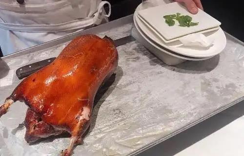 去饭店吃烤鸭，大厨问：鸭架炖汤还是炸？回答这两个字，才是行家