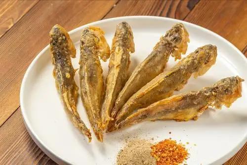 炸小黄鱼，总是软趴趴的不酥脆？大厨教您2招，又香又脆不回软