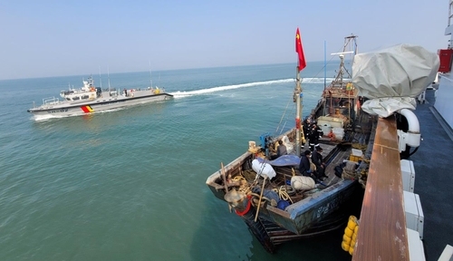 韩国扣押1艘中国渔船 以越界非法捕捞为由扣押船包括船长在内的4名中国籍船员