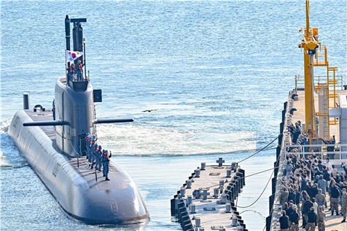 11月4日,在庆尚南道昌原市的镇海军港,海军“安武”号潜艇为参加韩美反潜联演启航。 海军供图(图片严禁转载复制)