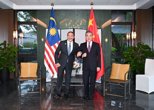 2021年4月1日，国务委员兼外长王毅在福建南平同马来西亚外长希沙慕丁举行会谈。/图片来自外交部官网
