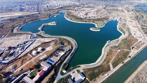 这是团城湖调节池（左上）和团城湖明渠（右下）（2014年11月14日摄）。   新华社记者邢广利摄