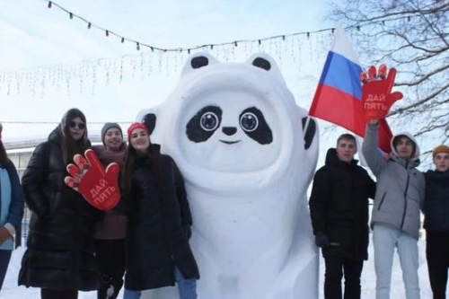 俄罗斯公园现800公斤冰墩墩雪雕 民众直呼“可爱”