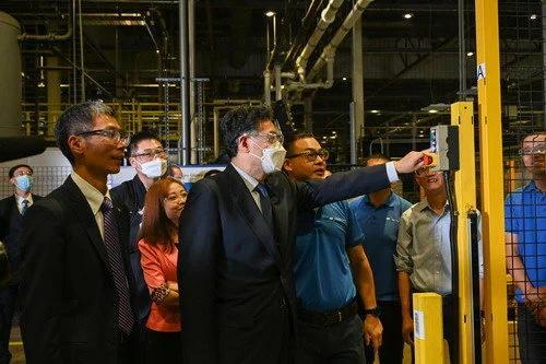秦刚访问福耀美国公司汽车玻璃生产基地