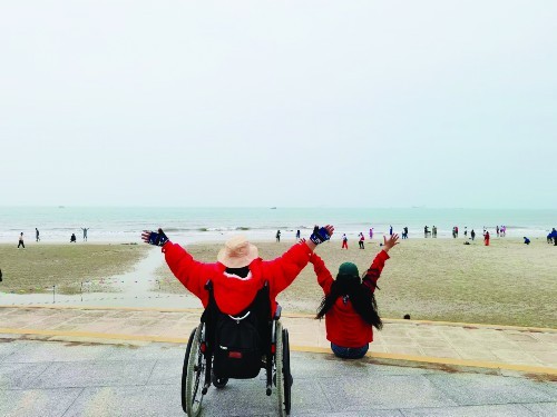 女生推着截瘫妈妈游中国 3个月自驾游13000多公里